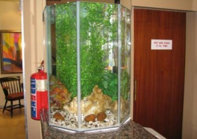 Cylindrical cabinet aquarium